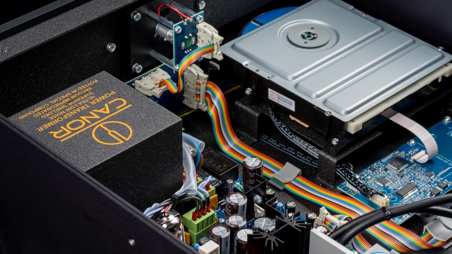 Inside the Gaia C2 device are, among other things, 12AX7 and 6922/E88CC tubes, supported by a 6CA4EH rectifier.