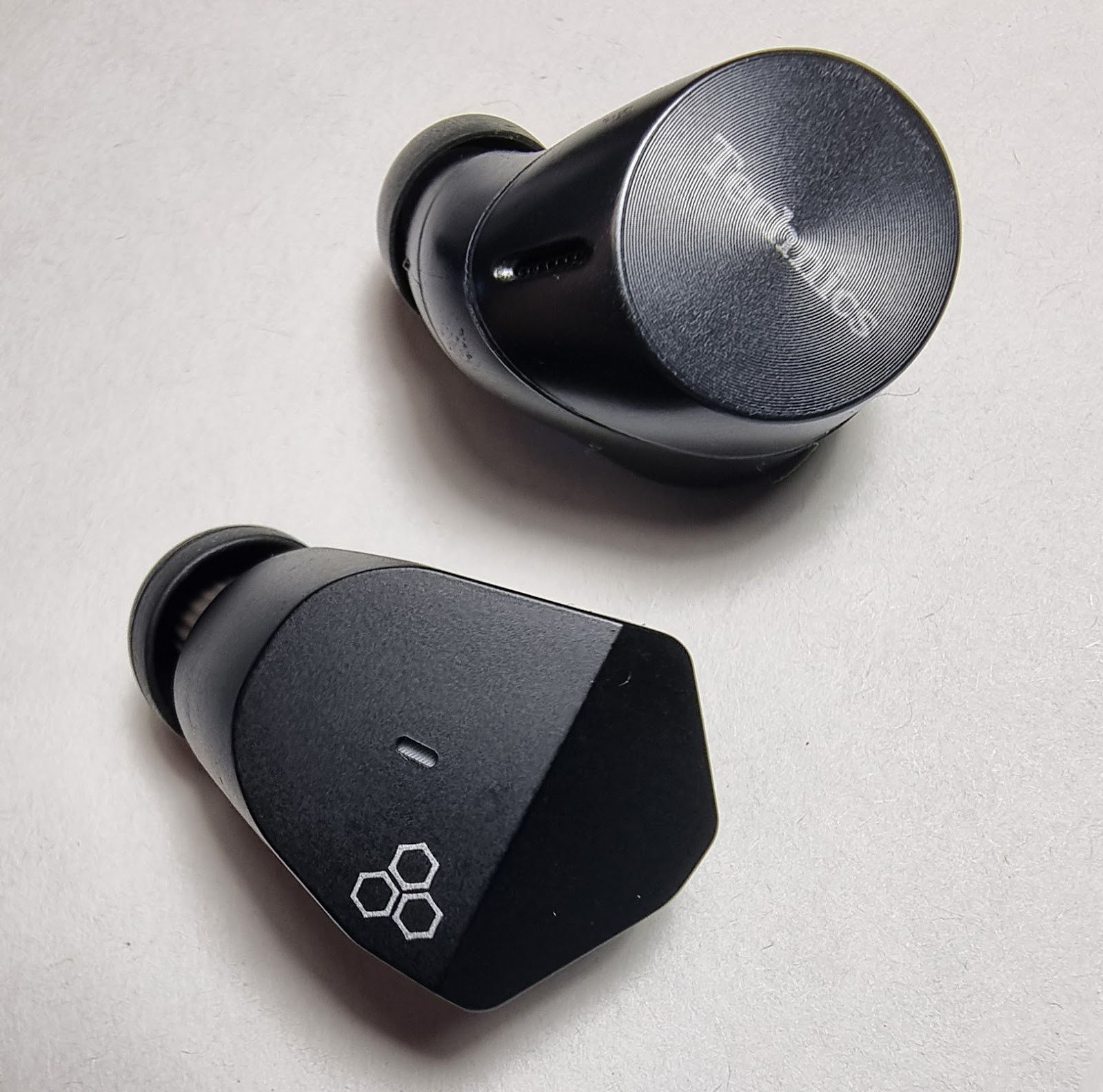 Comparing these headphones, you immediately notice how much the Technics AZ60 has a low midrange, the highs are less informative and transparent, the bass is more resonant and less textured. But the Technics have noise reduction/transparency modes.