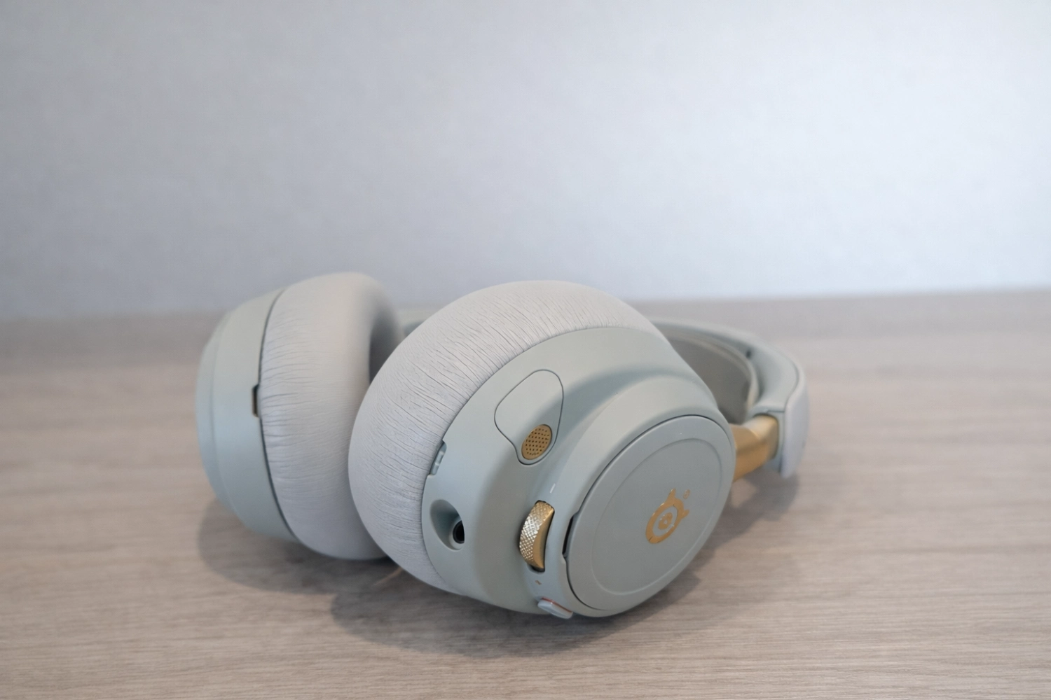 Subtle gold accents and a metal frame give the Nova Elite a more high-end, lifestyle-oriented appearance.