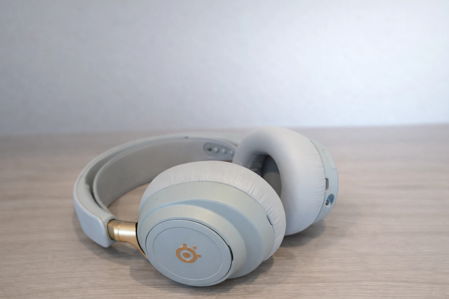 Subtle gold accents and a metal frame give the Nova Elite a more high-end, lifestyle-oriented appearance.