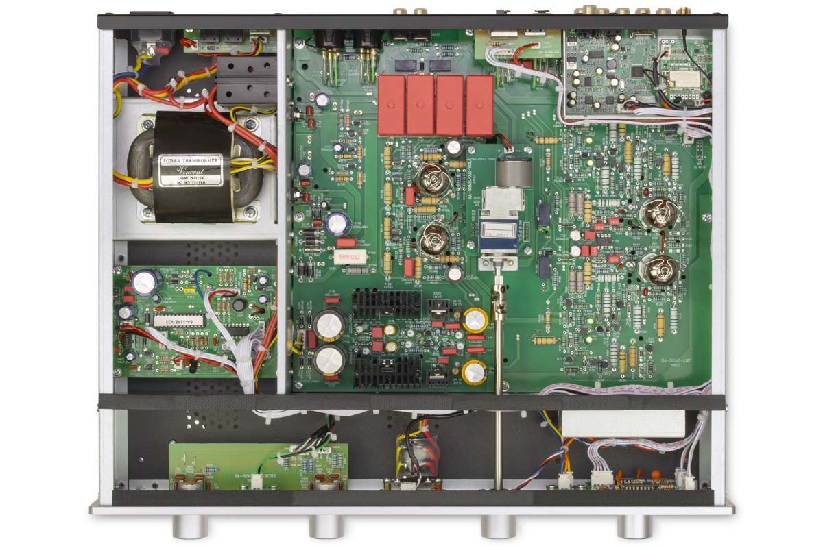 ECC88 tubes in the tone control stage — Acting as phase splitters, the ECC88 pair keeps the SA-32 AE's analogue voicing precise and well-controlled across the audio band.